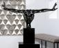 Preview: Skulptur Cliffhanger aus Kunstharz Schwarz 75cm x 45cm x 21cm auf Marmor
