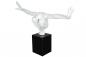 Preview: Skulptur Cliffhanger aus Kunstharz Weiß 75cm x 45cm x 21cm auf Marmor