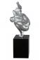 Preview: Skulptur Cliffhanger aus Kunstharz Silber 75cm x 45cm x 21cm auf Marmor