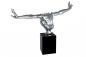Preview: Skulptur Cliffhanger aus Kunstharz Silber 75cm x 45cm x 21cm auf Marmor