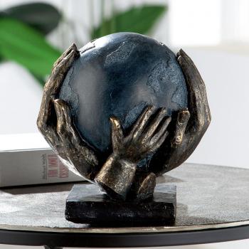 Skulptur "Save the World" bronzefarben/grau, auf schwarzer Base 3 Hände