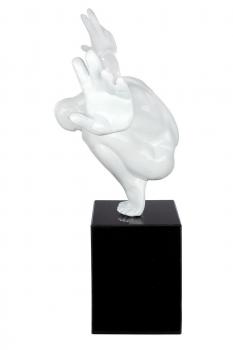 Skulptur Cliffhanger aus Kunstharz Weiß 75cm x 45cm x 21cm auf Marmor