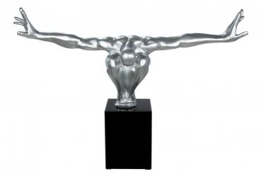 Skulptur Cliffhanger aus Kunstharz Silber 75cm x 45cm x 21cm auf Marmor