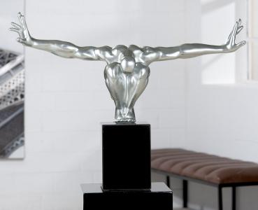 Skulptur Cliffhanger aus Kunstharz Silber 75cm x 45cm x 21cm auf Marmor