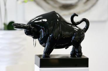 Skulptur Stier aus Poly schwarz glänzend auf Marmor-Sockel Länge 49 cm