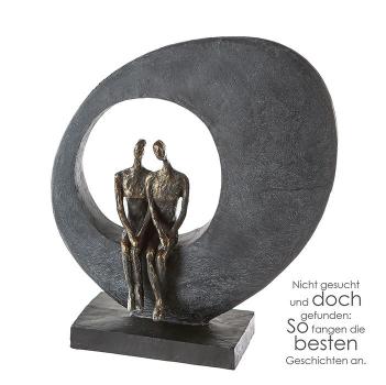 Skulptur Side by side Poly Pärchen bronzefarben auf grauem Stein